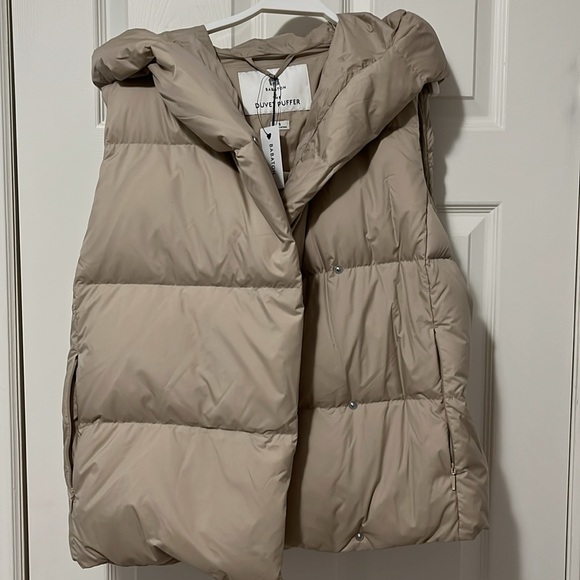 Aritzia Babaton Duvet Puff Vest Almond Tan - Picture 8 of 13